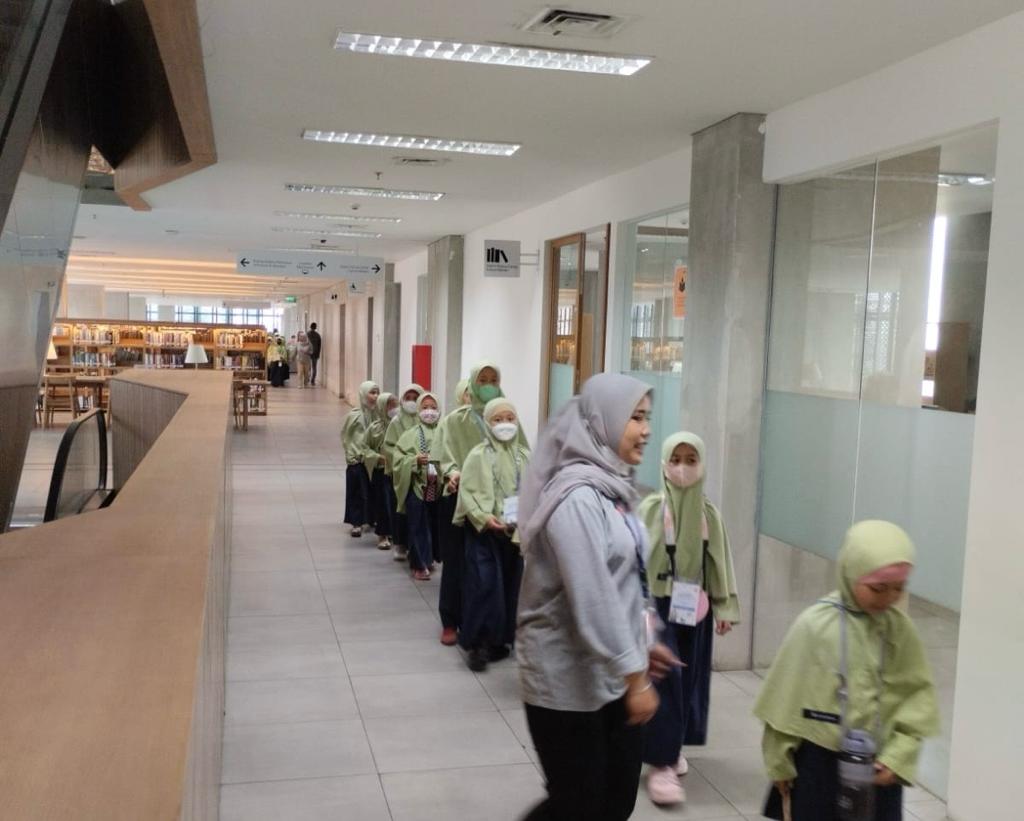 Wisata Literasi Sekolah Islam Edumadani
